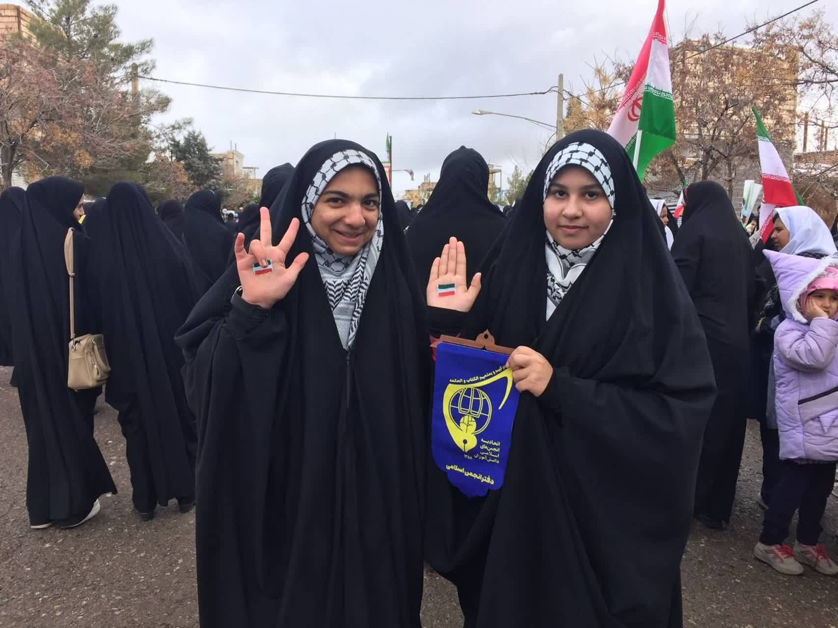 حضور پرشور دانش آموزان عضو انجمن های اسلامی  در راهپیمایی 22 بهمن