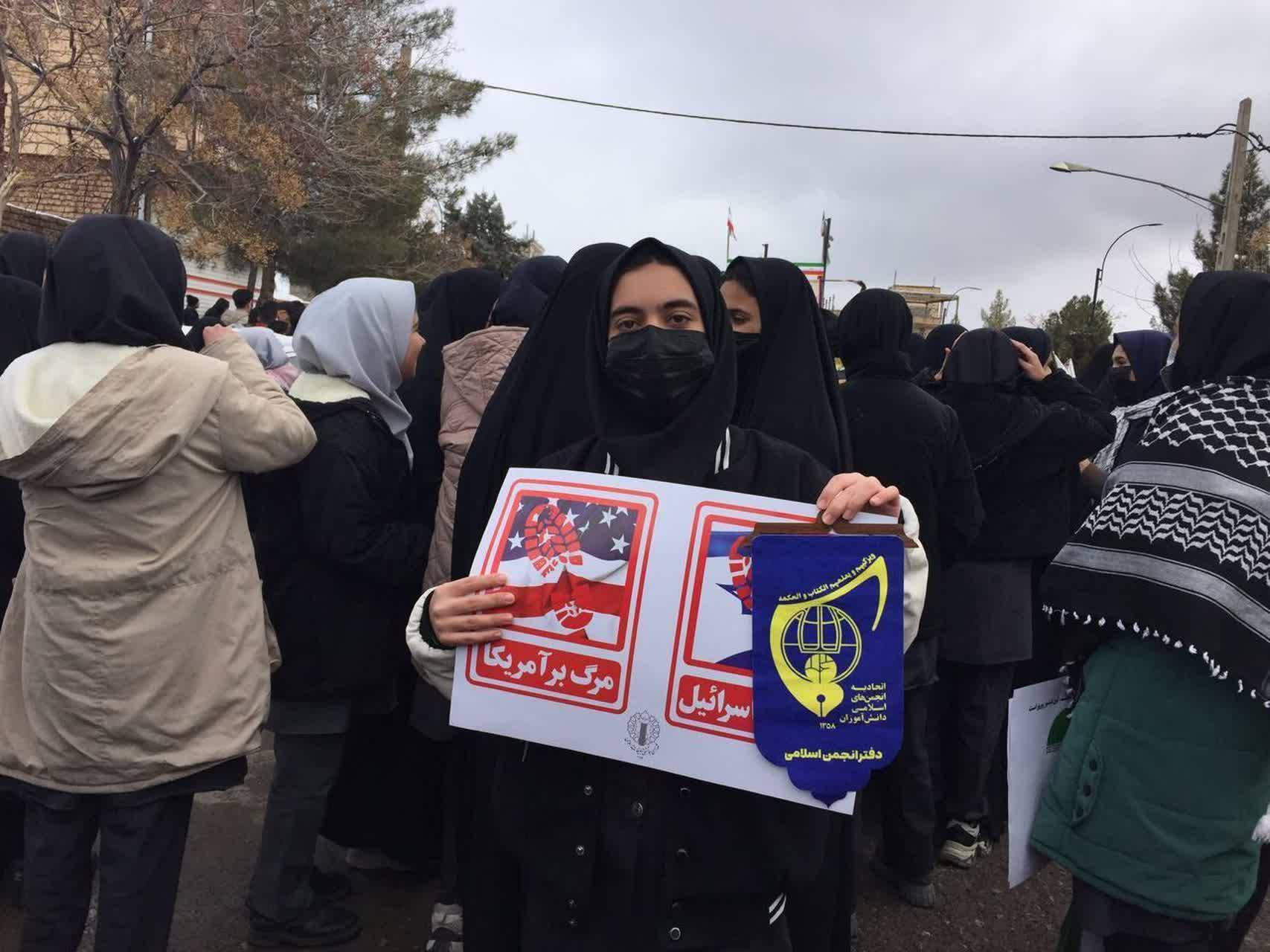 حضور پرشور دانش آموزان عضو انجمن های اسلامی  در راهپیمایی 22 بهمن