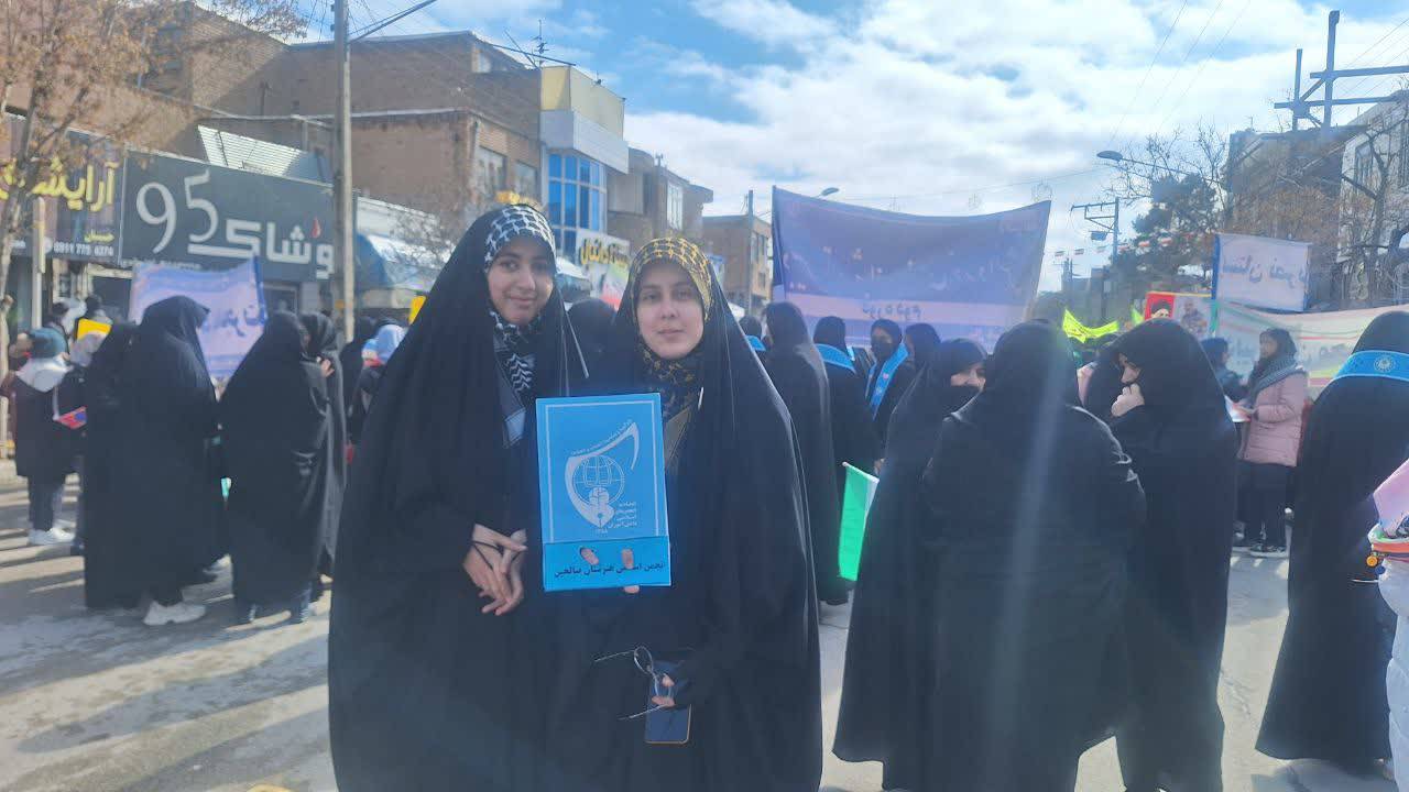 حضور پرشور دانش آموزان عضو انجمن های اسلامی  در راهپیمایی 22 بهمن