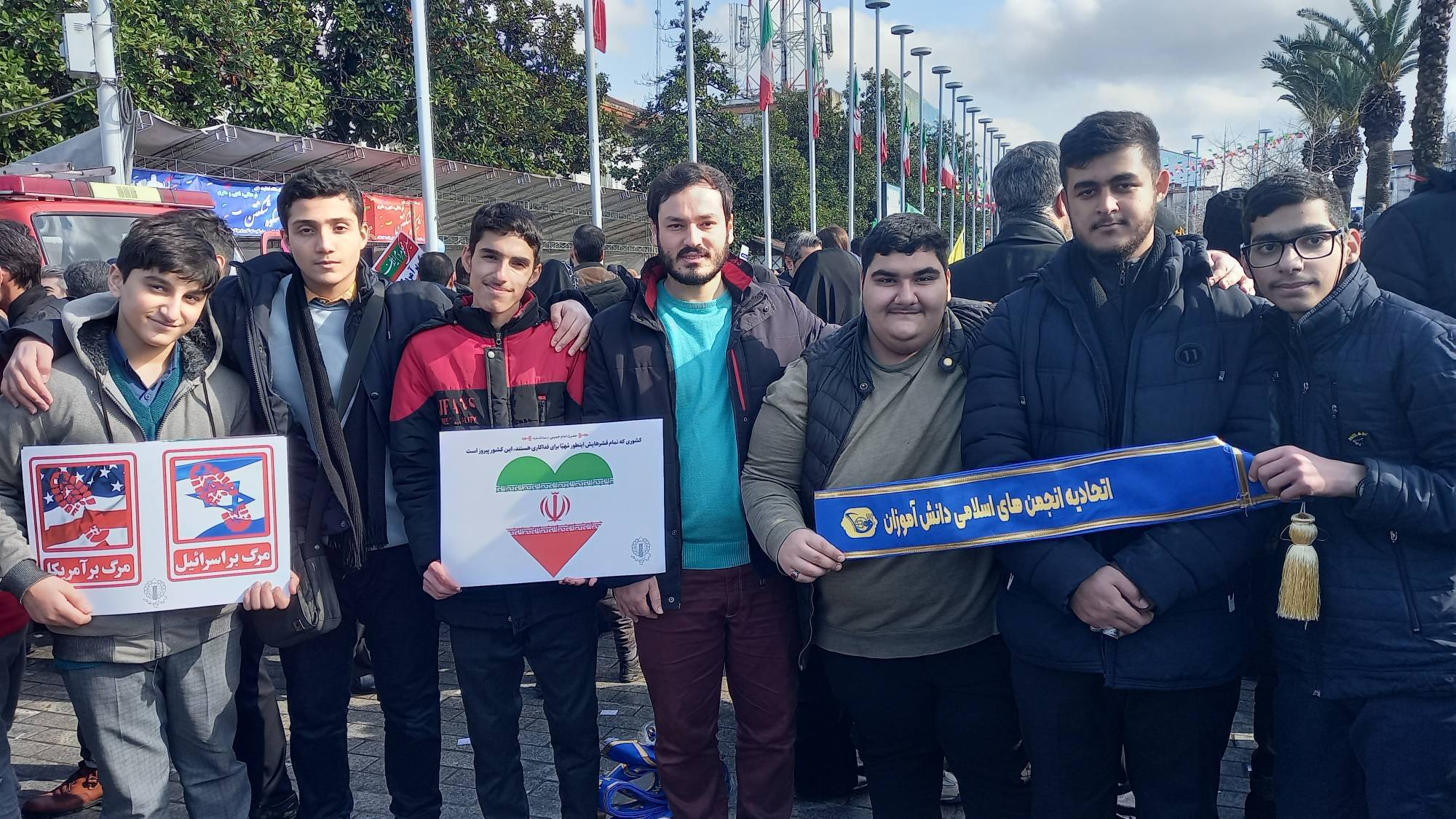 حضور پرشور دانش آموزان عضو انجمن های اسلامی  در راهپیمایی 22 بهمن