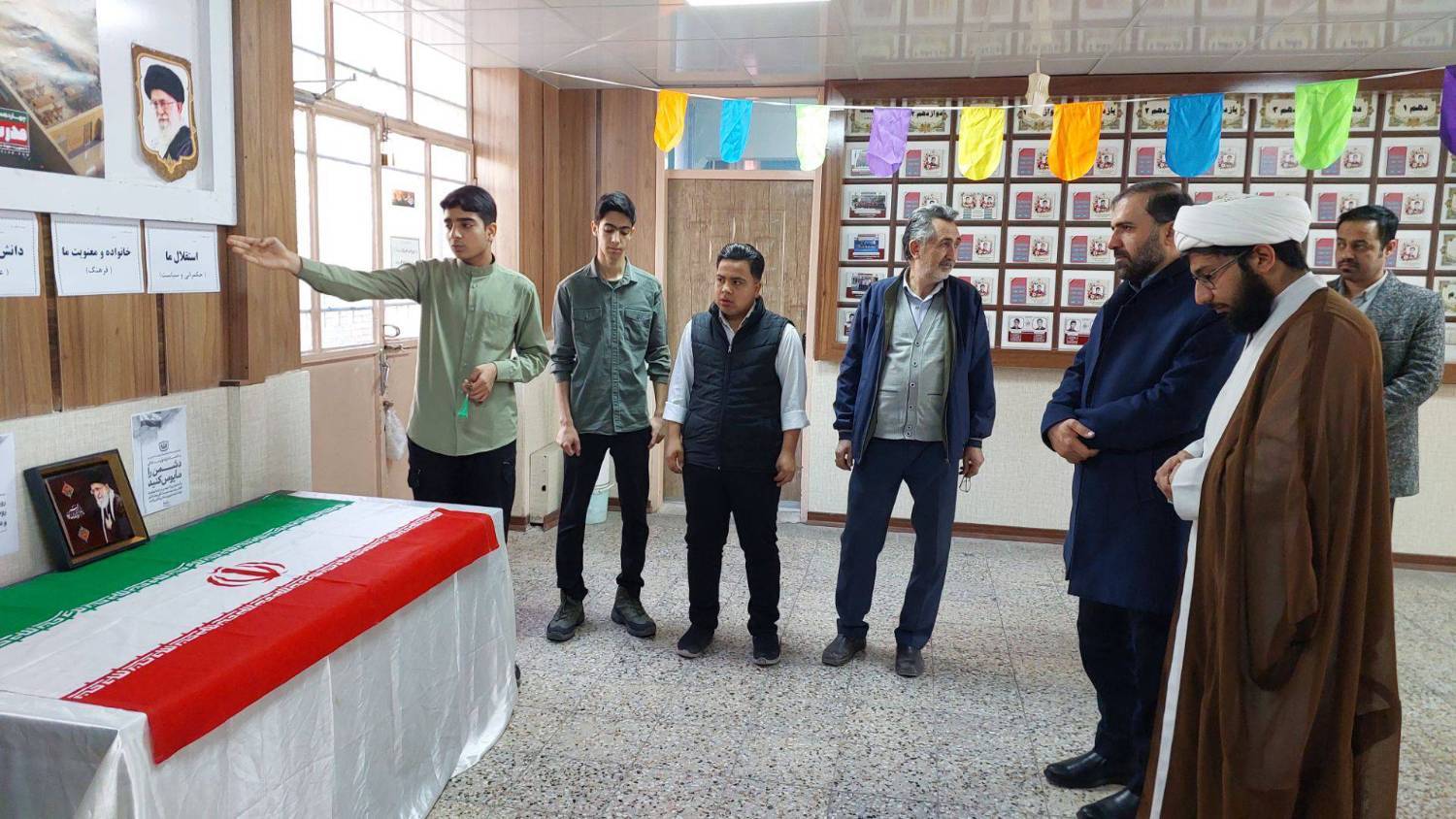 دبیرکل اتحادیه انجمن‌های اسلامی دانش‌آموزان از نمایشگاه‌های «مدرسه انقلاب» در مشهد بازدید کرد